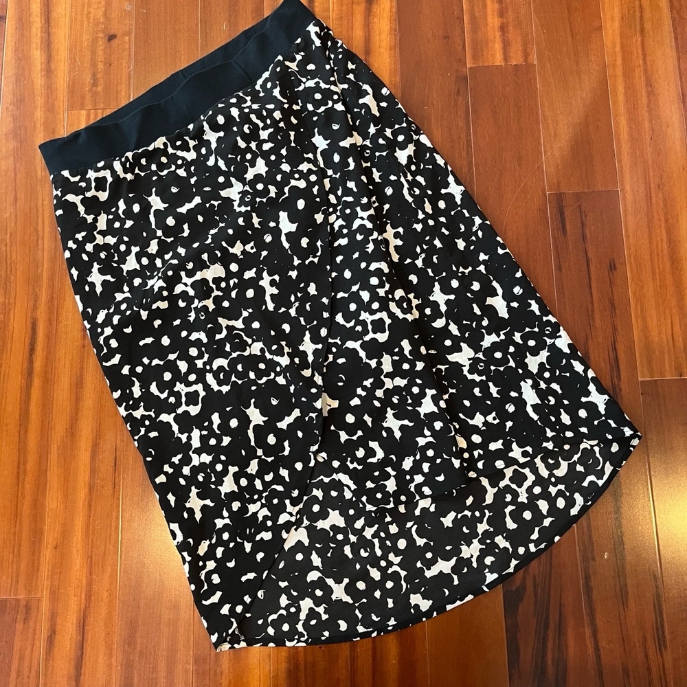 Cabi Nordstrom Black White Skirt Floral Print Wrap Front Midi Elastic Waist Sz M